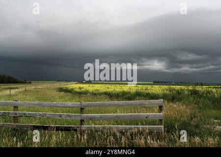 Tempêtes d'été dans les Prairies canadiennes scènes dramatiques Banque D'Images