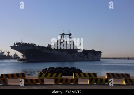 Marines et marins américains avec le Wasp (WSP) Amphibious Ready Group (ARG)-24th Marine Expeditionary Unit (MEU) Special Operations capable (SOC), arriv Banque D'Images