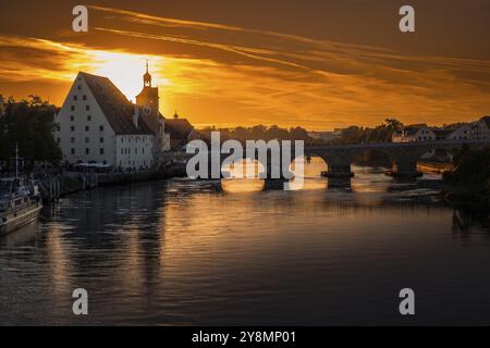 REGENSBURG, ALLEMAGNE, 16 SEPTEMBRE, Pont de pierre historique pendant le coucher du soleil à Regensburg, Allemagne le 16 septembre 2023 Banque D'Images