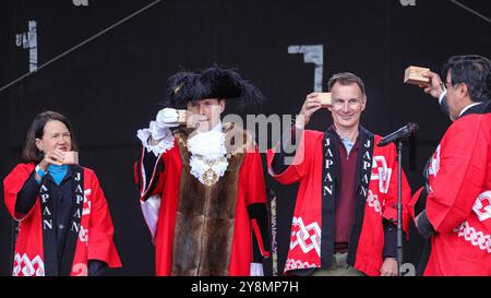 Londres, Royaume-Uni. 06 octobre 2024. Jeremy Hunt, ancien chancelier et aujourd'hui chancelier fantôme de l'Échiquier (à droite), accompagné du maire de Westminster, du conseiller Robert Rigby (au milieu) et de Catherine West, députée (à gauche) sous-secrétaire d'État parlementaire au Bureau des Affaires étrangères, du Commonwealth et du développement en tenue traditionnelle japonaise lors de la cérémonie d'ouverture de Matsuri au Japon. Japon Matsuri, le plus grand festival annuel de culture et de gastronomie japonaises du Royaume-Uni, reviendra à Trafalgar Square avec des spectacles culturels, des stands, de la nourriture et des divertissements. Crédit : Imageplotter/Alamy Live News Banque D'Images