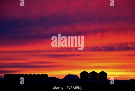 Saskatchewan Prairie Sunset rrural ciel coloré campagne Banque D'Images