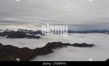 Le brouillard remplit les vallées sous le Neblehorn dans l'Allgaeu Banque D'Images