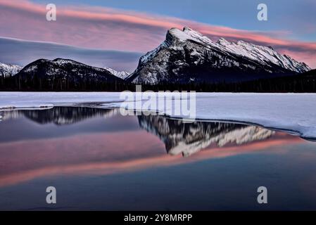 Le mont Rundle réflexion hiver neige majestueux lever du soleil Banque D'Images