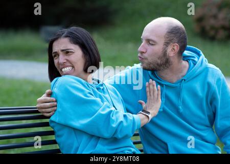 Femme refuse le baiser d'un homme avec mauvaise haleine. Moment embarrassant Banque D'Images