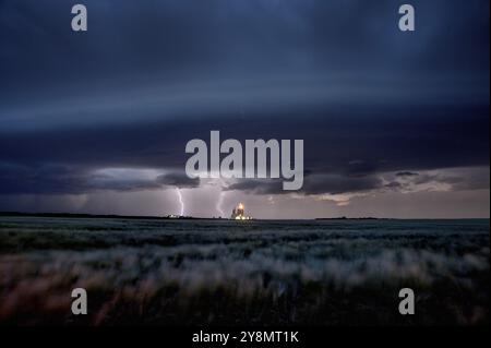 Nuages de tempête des Prairies en Saskatchewan Canada foudre dramatique Banque D'Images