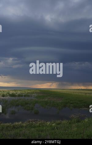 Tempêtes estivales des Prairies Saskatchewan Canada danger menaçant Banque D'Images