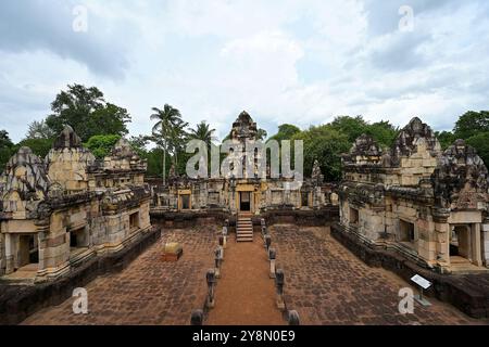 Cour de latérite avec passage de l'arche de Gopura est au temple principal, avec des bâtiments de bibliothèque (Banalai) des deux côtés, Prasat Sadok Kok Thom Banque D'Images