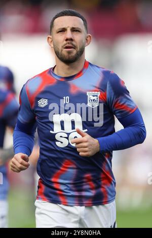 Londres, Royaume-Uni. 05 octobre 2024. L'attaquant d'Ipswich Conor Chaplin (10 ans) se réchauffe lors du match de West Ham United FC contre Ipswich Town FC English premier League au London Stadium, Londres, Angleterre, Royaume-Uni le 5 octobre 2024 Credit : Every second Media/Alamy Live News Banque D'Images