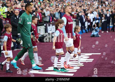 Londres, Royaume-Uni. 05 octobre 2024. Le capitaine de West Ham Jarrod Bowen (20 ans) mène l'équipe lors du match de West Ham United FC contre Ipswich Town FC English premier League au London Stadium, Londres, Angleterre, Royaume-Uni le 5 octobre 2024 Credit : Every second Media/Alamy Live News Banque D'Images