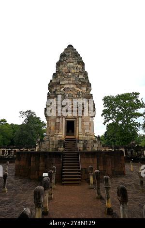 La tour principale orientée vers l'est, à l'origine en grès, représente symboliquement le pic du mont Meru à Prasat Sadok Kok Thom, en Thaïlande Banque D'Images