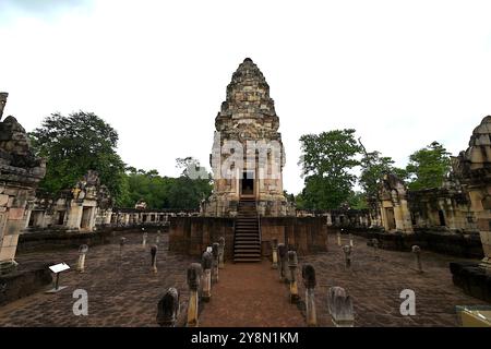 Passage en latérite délimité par de grands piquets de pierre (Sao Nang Riang) menant à la tour principale ou prasat au parc historique de Sadok Kok Thom, Thaïlande Banque D'Images