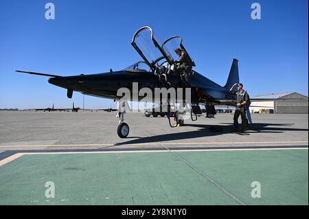 Le lieutenant Col. Olga Custodio, à la retraite de l'US Air Force, descend d'un T-38 talon avec le lieutenant Col. Michael Kelly, pilote du 99e escadron de reconnaissance, après son aileron Banque D'Images