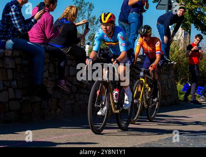 Lotte Kopecky mène Marianne vos dans la zone d'alimentation de Louvain lors des Championnats du monde UCI Gravel 2024, Louvain, Belgique, 5 octobre 2024, Credi Banque D'Images