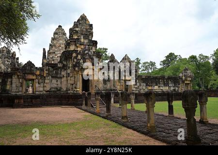 Couloir de latérite avec de grands piliers de pierre (Sao Nang Riang), menant à la porte est de Gopura, Prasat Sadok Kok Thom, le plus grand temple angkorien Banque D'Images