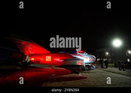 Varsovie, Pologne. 04 octobre 2024. Un PZL Mielec Lim 2 602 également connu sous le nom de MiG 15 est vu à l'Institut de l'aviation de Varsovie, Pologne, le 4 octobre 2024. La nuit annuelle de l'aviation est un événement qui aide à promouvoir l'ingénierie et à mettre en valeur le monde de l'aviation. (Photo de Jaap Arriens/Sipa USA) crédit : Sipa USA/Alamy Live News Banque D'Images