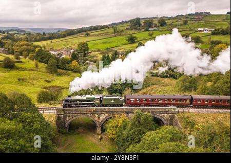 La locomotive de 45596 London Midland and Scottish Railway 5XP 'Jubilee' Class 'Bahamas' survole le Viaduc de Mytholmes, sur le Keighley & Worth Valley Railway, lors de leur gala automnal Steam Up. Date de la photo : dimanche 6 octobre 2024. Banque D'Images