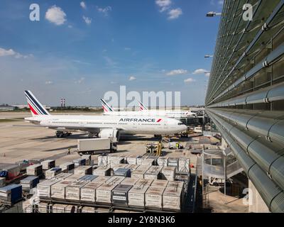 PARIS, FRANCE - 8 SEPTEMBRE 2023 : Boeing 777 (777-228ER) de la compagnie de transport AirFrance KLM à l'aéroport Paris Charles de Gaulle CDG Banque D'Images