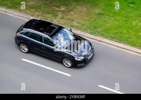 OSTRAVA, TCHÉQUIE - 28 MAI 2024 : voiture à hayon Audi A3 (8V) noire avec effet de flou de mouvement Banque D'Images