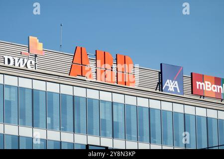 OSTRAVA, TCHÉQUIE - 28 SEPTEMBRE 2023 : centre d'affaires, immeuble de bureaux avec les sociétés PWC, ABB, AXA et mBank Banque D'Images
