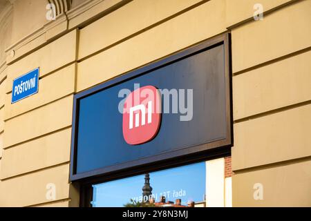 OSTRAVA, TCHÉQUIE - 28 SEPTEMBRE 2023 : Mi Store où sont vendus Xiaomi et Redmi smartphone Banque D'Images