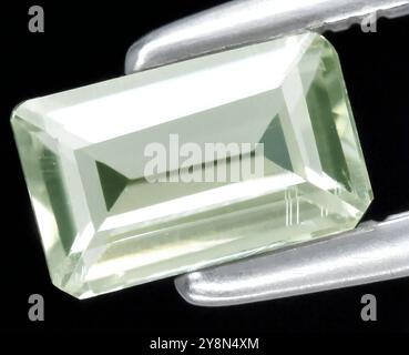 Pierre précieuse naturelle vert clair exquise avec d'élégantes facettes Emerald Cut. Banque D'Images