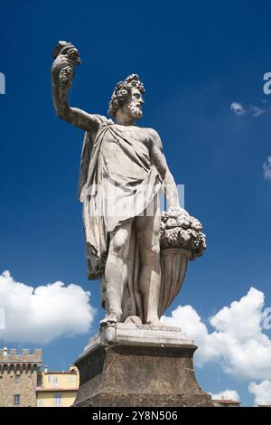 La statue en pierre du XVIe siècle de l'Automne par Giovanni Battista Caccini trône majestueusement sur le pont Santa Trinita à Florence, en Italie. Banque D'Images