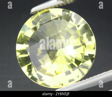 Pierre précieuse jaune naturelle exquise : une vitrine ronde de citrine brillamment coupée. Banque D'Images