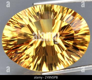 Pierre précieuse citrine dorée exquise coupée brillamment pour un éclat optimal. Banque D'Images