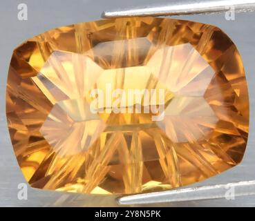 Superbe pierre précieuse de citrine dorée avec une coupe brillante et une clarté exceptionnelle. Banque D'Images