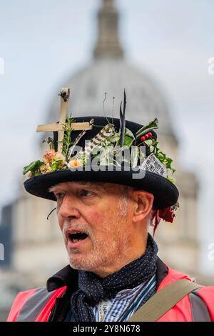 Londres, Royaume-Uni. 6 octobre 2024. Extinction Rebellion Rewild L'église proteste et marche de la Tate Modern à la cathédrale Saint-Paul dirigée par Chris Packham. Des familles, des scientifiques, des fidèles, des artistes et des activistes livrent 95 thèses sauvages sur les raisons pour lesquelles les commissaires de l’Église devraient refaire. Crédit : Guy Bell/Alamy Live News Banque D'Images