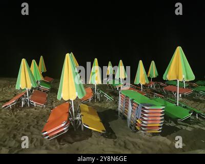 30 août 2024, Grèce, Chania : parasols et chaises longues sur la plage de Nea Chora. Photo : Alexandra Schuler/dpa Banque D'Images