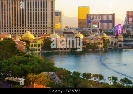 Las Vegas, Nevada - 13 avril 2024 : vue aérienne époustouflante du Strip de Las Vegas avec des bâtiments vibrants et des reflets dans l'eau pendant le coucher du soleil. Banque D'Images