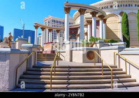 Las Vegas, Nevada - 13 avril 2024 : vue détaillée des marches d'entrée menant au Caesars Palace, présentant une architecture classique. Banque D'Images