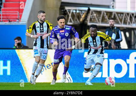 LINZ, AUTRICHE - 6 OCTOBRE : Valon Berisha de LASK, Simon Straudi de SK Austria Klagenfurt et George Bello de LASK lors du match de l'amiral Bundesliga entre LASK contre SK Austria Klagenfurt à la Raiffeisen Arena le 6 octobre 2024 à Linz, Autriche.241006 SEPA 20 030 - 20241006 PD4337 Banque D'Images