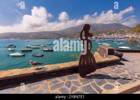 Vue pittoresque de Cadaques, bateaux dans la baie, maisons blanches et église Santa Maria sur fond de montagnes, Catalogne, Espagne Banque D'Images