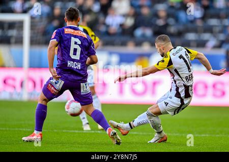 LINZ, AUTRICHE - 6 OCTOBRE : Tobias Koch de SK Austria Klagenfurt et Valon Berisha de LASK lors du match de l'amiral Bundesliga entre LASK contre SK Austria Klagenfurt au Raiffeisen Arena le 6 octobre 2024 à Linz, Autriche.241006 SEPA 20 033 - 20241006 PD4347 Banque D'Images