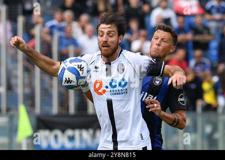 Simone Bastoni (Cesena) et Adrian Rus (Pise) se battent pour le ballon lors de l'AC Pise vs Cesena FC, match de football italien Serie B à Pise, Italie, 05 octobre 2024 Banque D'Images