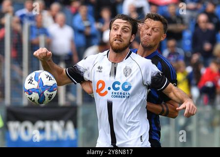 Simone Bastoni (Cesena) et Adrian Rus (Pise) se battent pour le ballon lors de l'AC Pise vs Cesena FC, match de football italien Serie B à Pise, Italie, 05 octobre 2024 Banque D'Images