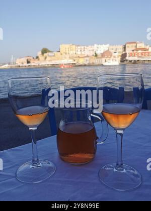 05 octobre 2024, Grèce, Chania : deux verres et une carafe de vin rose se tiennent sur une table dans la vieille ville sur la jetée du port vénitien. Photo : Alexandra Schuler/dpa Banque D'Images