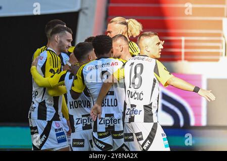 LINZ, AUTRICHE - 6 OCTOBRE : équipe de LASK rejoyeuse les joueurs de LASK lors du match de l'Admiral Bundesliga entre LASK contre SK Austria Klagenfurt au Raiffeisen Arena le 6 octobre 2024 à Linz, Autriche.241006 SEPA 20 056 - 20241006 PD4680 Banque D'Images