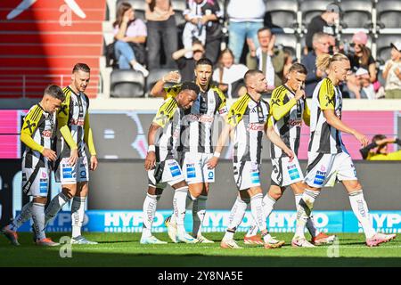 LINZ, AUTRICHE - 6 OCTOBRE : équipe de LASK rejoyeuse les joueurs de LASK lors du match de l'Admiral Bundesliga entre LASK contre SK Austria Klagenfurt au Raiffeisen Arena le 6 octobre 2024 à Linz, Autriche.241006 SEPA 20 057 - 20241006 PD4689 Banque D'Images