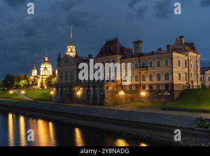 Vue nocturne de l'ancienne bourse et Spaso-Preobrazhenskiy kafedralniy sobor de Rybinsk Banque D'Images