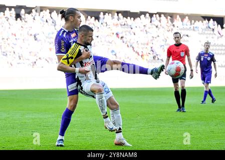 LINZ, AUTRICHE - 6 OCTOBRE : Niklas Szerencsi de SK Autriche Klagenfurt et Valon Berisha de LASK lors du match de l'amiral Bundesliga entre LASK contre SK Autriche Klagenfurt au Raiffeisen Arena le 6 octobre 2024 à Linz, Autriche.241006 SEPA 20 047 - 20241006 PD4704 Banque D'Images