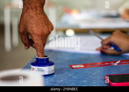 Tunis, Tunisie. 06 octobre 2024. Les Tunisiens ont voté dans un bureau de vote à Tunis pour l'élection présidentielle tunisienne. Selon la haute Autorité indépendante tunisienne pour les élections, environ 9,7 millions de personnes (50,4% de femmes et 49,6% d'hommes) devraient se présenter pour voter, lors d'une élection au cours de laquelle le président Kais Saied brigue un second mandat Banque D'Images