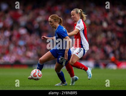 Sara Holmgaard d'Everton et Beth Mead d'Arsenal en action lors du match de Super League féminin à l'Emirates Stadium de Londres. Date de la photo : dimanche 6 octobre 2024. Banque D'Images