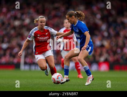 Sara Holmgaard d'Everton et Beth Mead d'Arsenal en action lors du match de Super League féminin à l'Emirates Stadium de Londres. Date de la photo : dimanche 6 octobre 2024. Banque D'Images