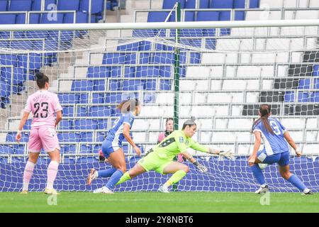 Birmingham, Royaume-Uni. 06 octobre 2024. #1, Alex Brooks de Blackburn est incapable d'arrêter #4, Louise Quinn de Birmingham trouvant l'arrière du filet pendant le match de championnat des femmes entre Birmingham City Women et Blackburn Rovers Women à St Andrews @ Knighthead Park, Birmingham, Angleterre le 6 octobre 2024. Photo de Stuart Leggett. Utilisation éditoriale uniquement, licence requise pour une utilisation commerciale. Aucune utilisation dans les Paris, les jeux ou les publications d'un club/ligue/joueur. Crédit : UK Sports pics Ltd/Alamy Live News Banque D'Images