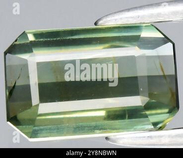 Pierre précieuse tourmaline verte naturelle exquise avec une clarté intrigante et une coupe unique. Banque D'Images