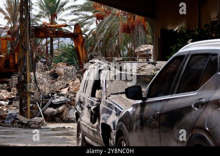 Jiyeh, Liban. 06 octobre 2024. Une chenille nettoie les décombres d’un bâtiment aplati, ciblé par un raid aérien israélien, à la recherche de survivants dans le village de Jiyeh, au sud du Liban. Crédit : Stringer/dpa/Alamy Live News Banque D'Images