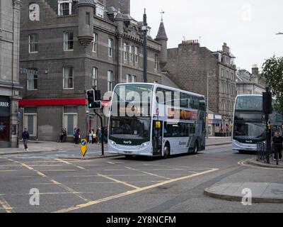 Premier bus de groupe à Aberdeen Écosse Banque D'Images